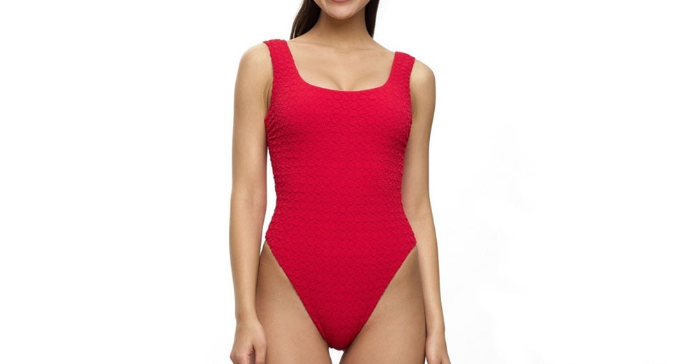 kслитный купальник красного цвета